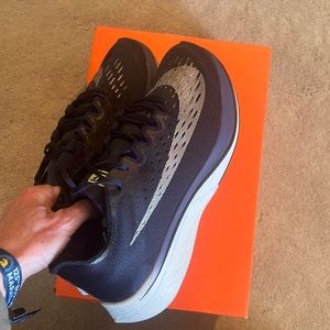 Nib Nike Vaporfly 4% obsidian/metallic silver women’s size 9